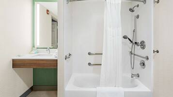 وحدات دش مع أحواض استحمام، مستلزمات مجانية للعناية الشخصية، مجففات شعر