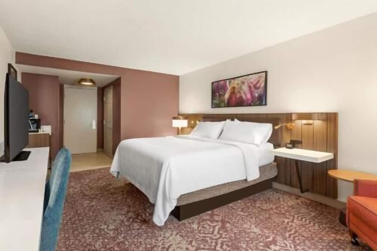 Hypo-allergenic bedding, in-room safe, desk, laptop workspace