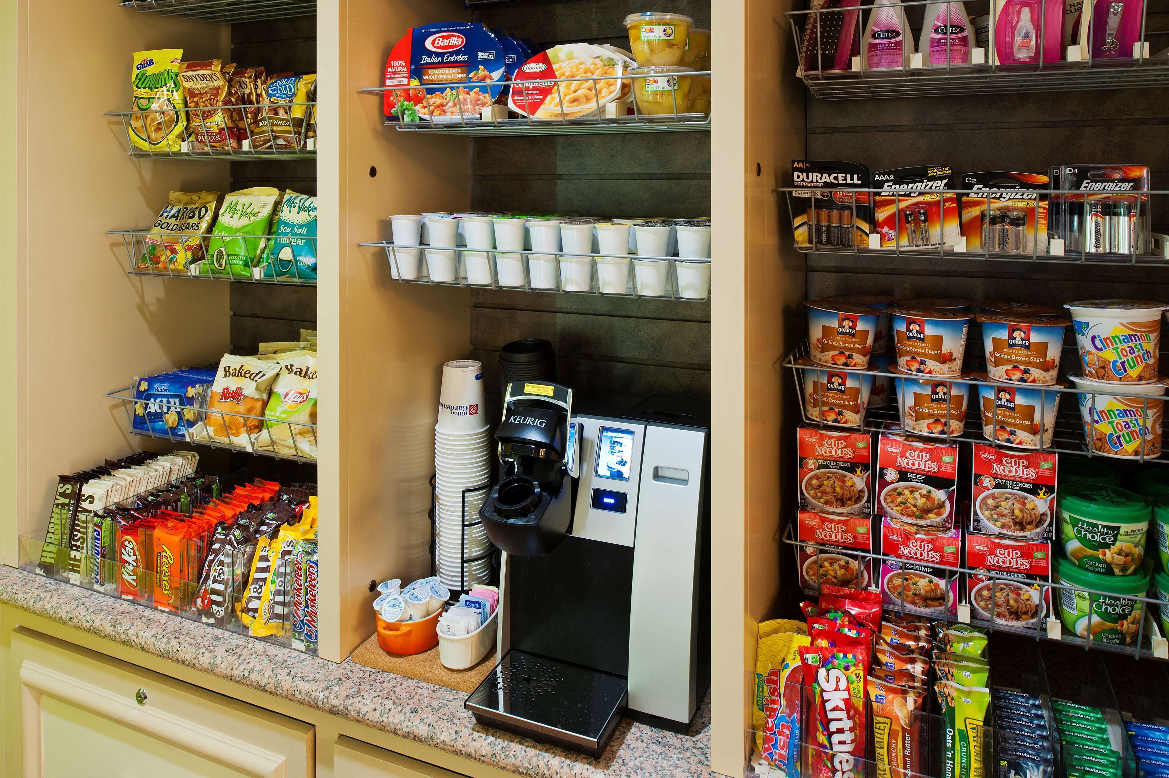 Um espaço de autoatendimento com diversas opções de lanches, bebidas e café.