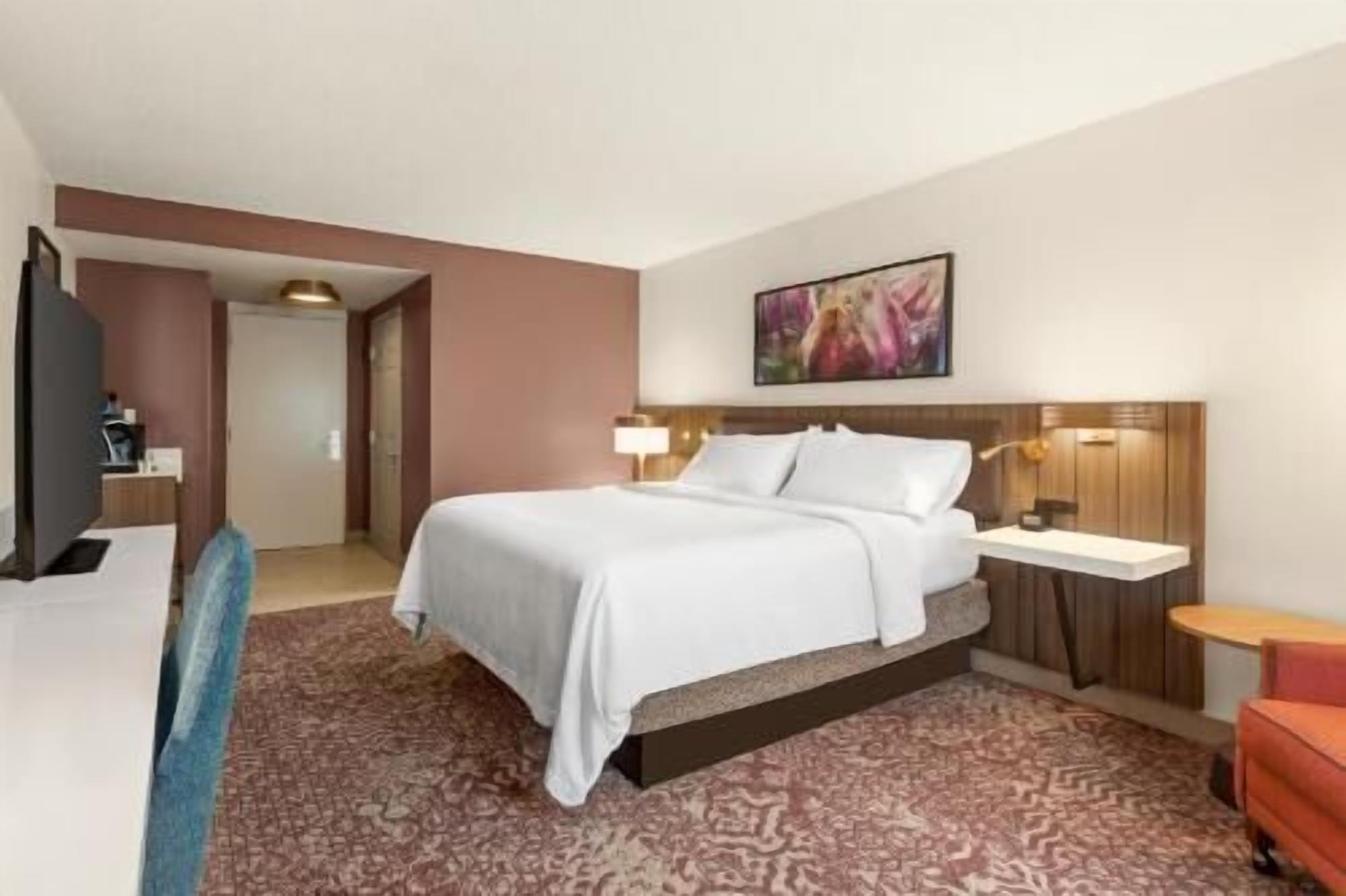 Hypo-allergenic bedding, in-room safe, desk, laptop workspace