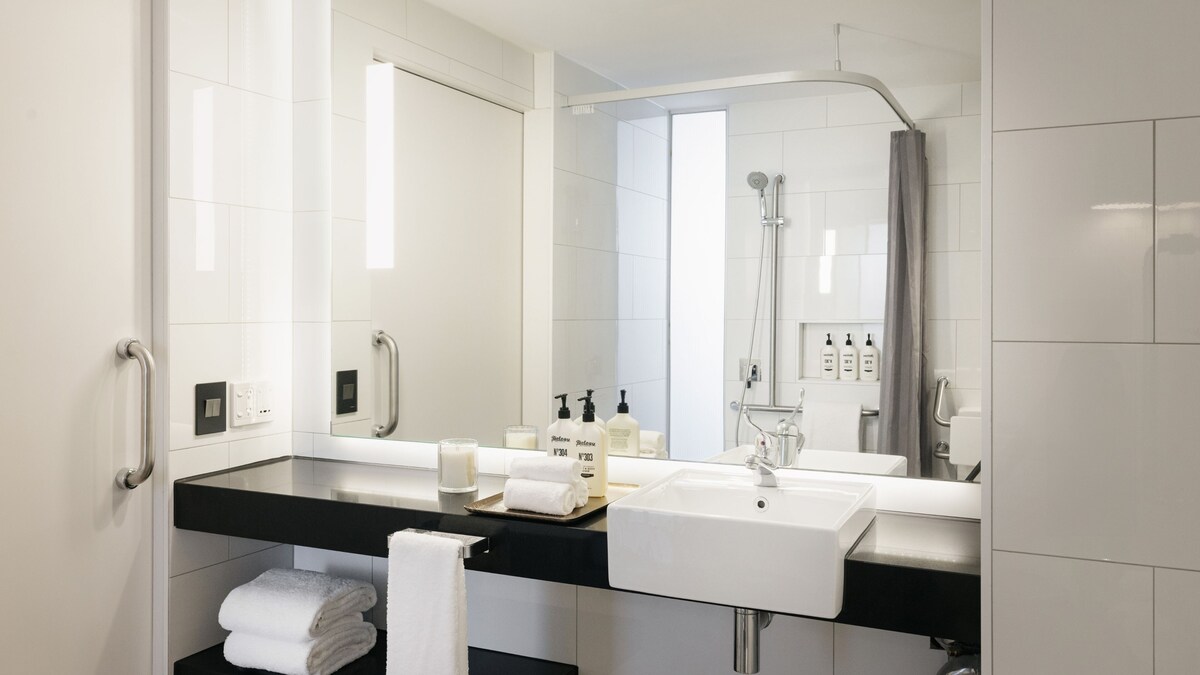 Hotel Indigo Melbourne on Flinders by IHG