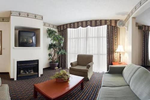 Suite, 1 King Bed with Sofa bed, Fireplace (Wet Bar) | Living room | Flat-screen TV, DVD player