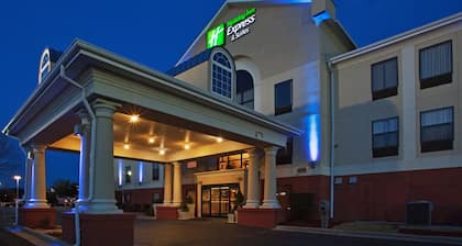 Holiday Inn Express Hotel & Suites Laurinburg by IHG
