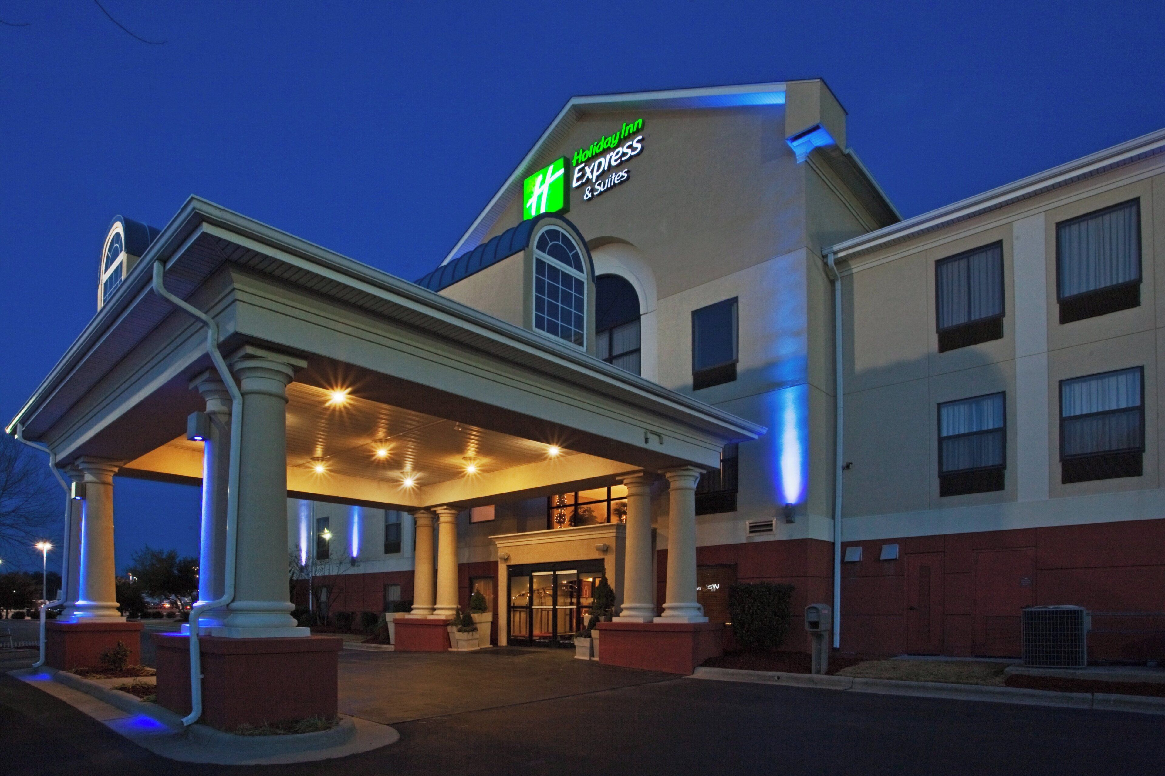 Un hôtel Holiday Inn Express doté d’une entrée abritée et offrant une vue dégagée sur l’architecture du bâtiment.