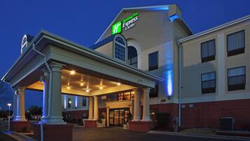 Un hôtel Holiday Inn Express doté d’une entrée abritée et offrant une vue dégagée sur l’architecture du bâtiment.