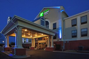 Un hotel Holiday Inn Express con un acceso cubierto y una vista clara de la arquitectura del edificio.