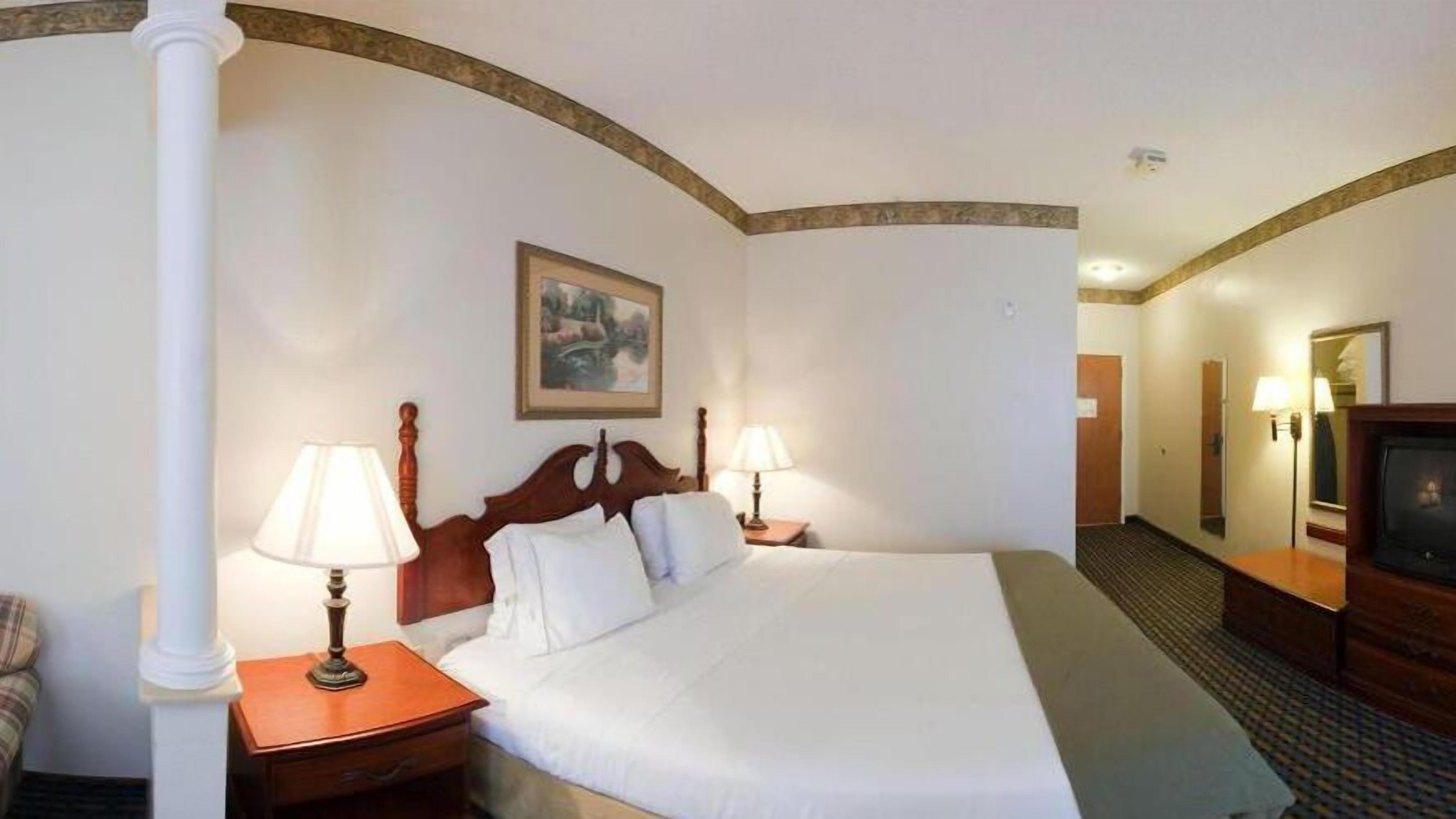 Een kluis op de kamer, een bureau, verduisterende gordijnen