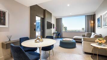 Suite, 1 Schlafzimmer, Flussblick | Hochwertige Bettwaren, Zimmersafe, Schreibtisch