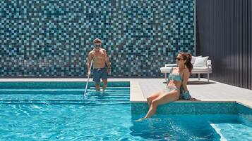 Outdoor pool, free pool cabanas, pool loungers