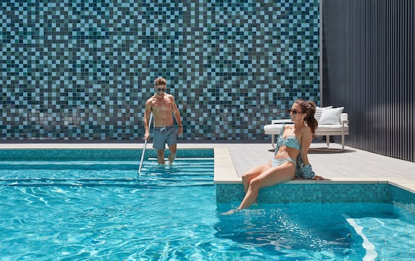 Piscina externa, funciona das 6h às 21h, barracas de cortesia