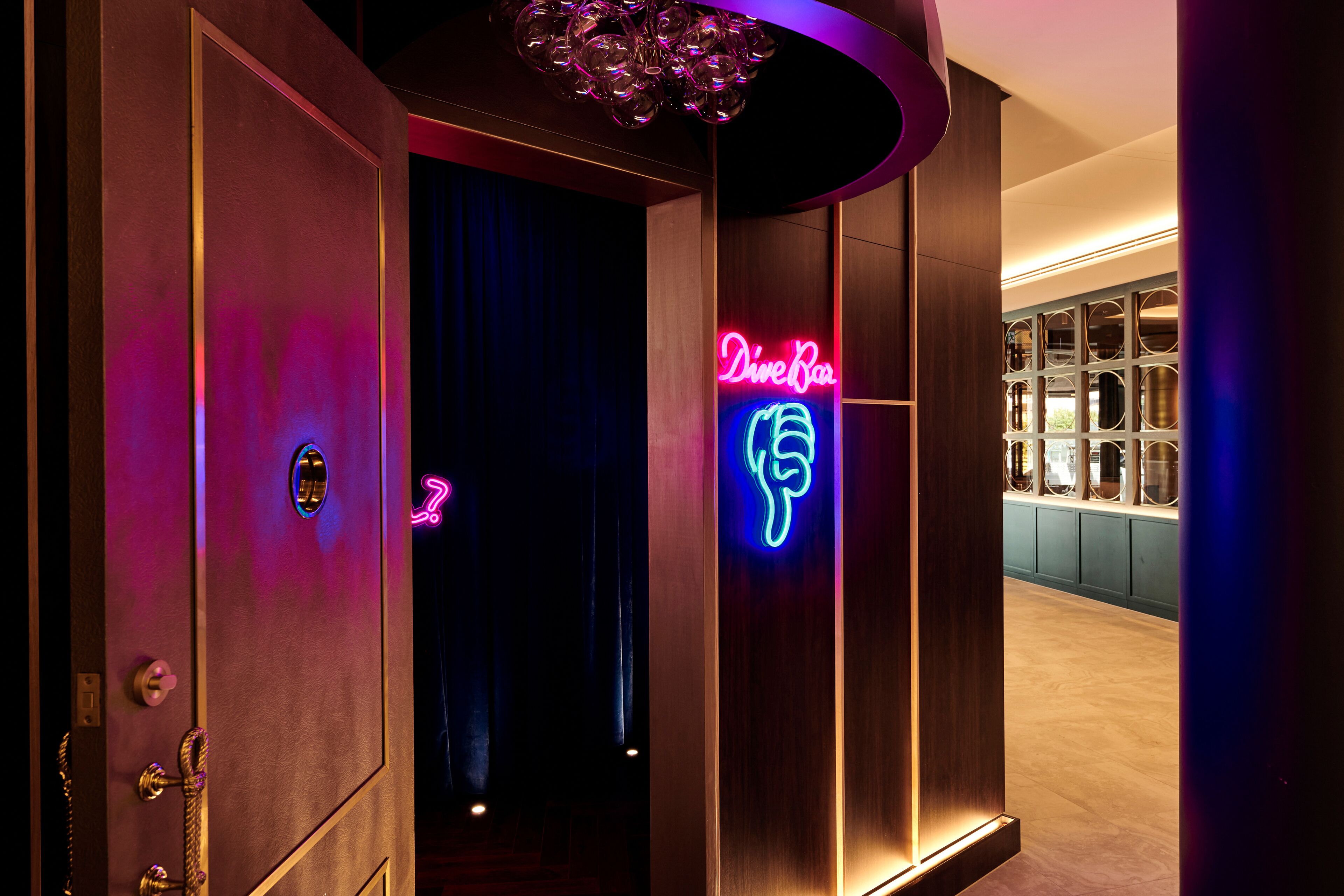 serves dinner and happy hour