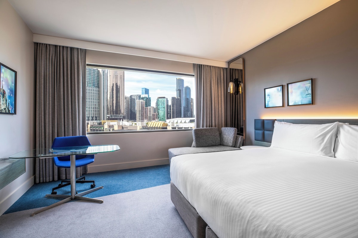 Standard Room, 1 King Bed (High Floor, Casino View) | Premium bedding, in-room safe, desk, laptop workspace