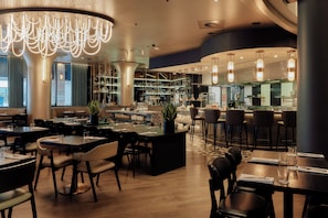 Café da manhã, almoço e jantar; local e internacional