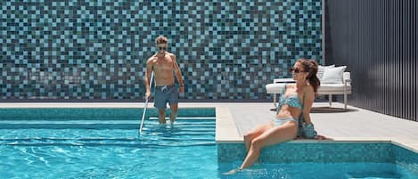 Piscine extérieure, cabanons gratuits, chaises longues