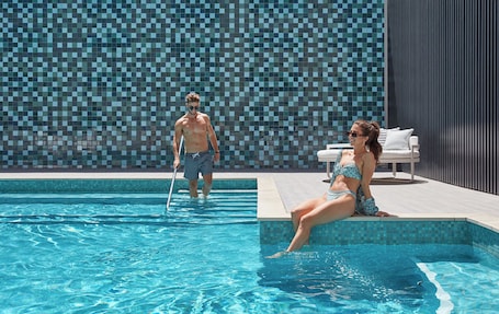 Una piscina al aire libre, camas de piscina gratis
