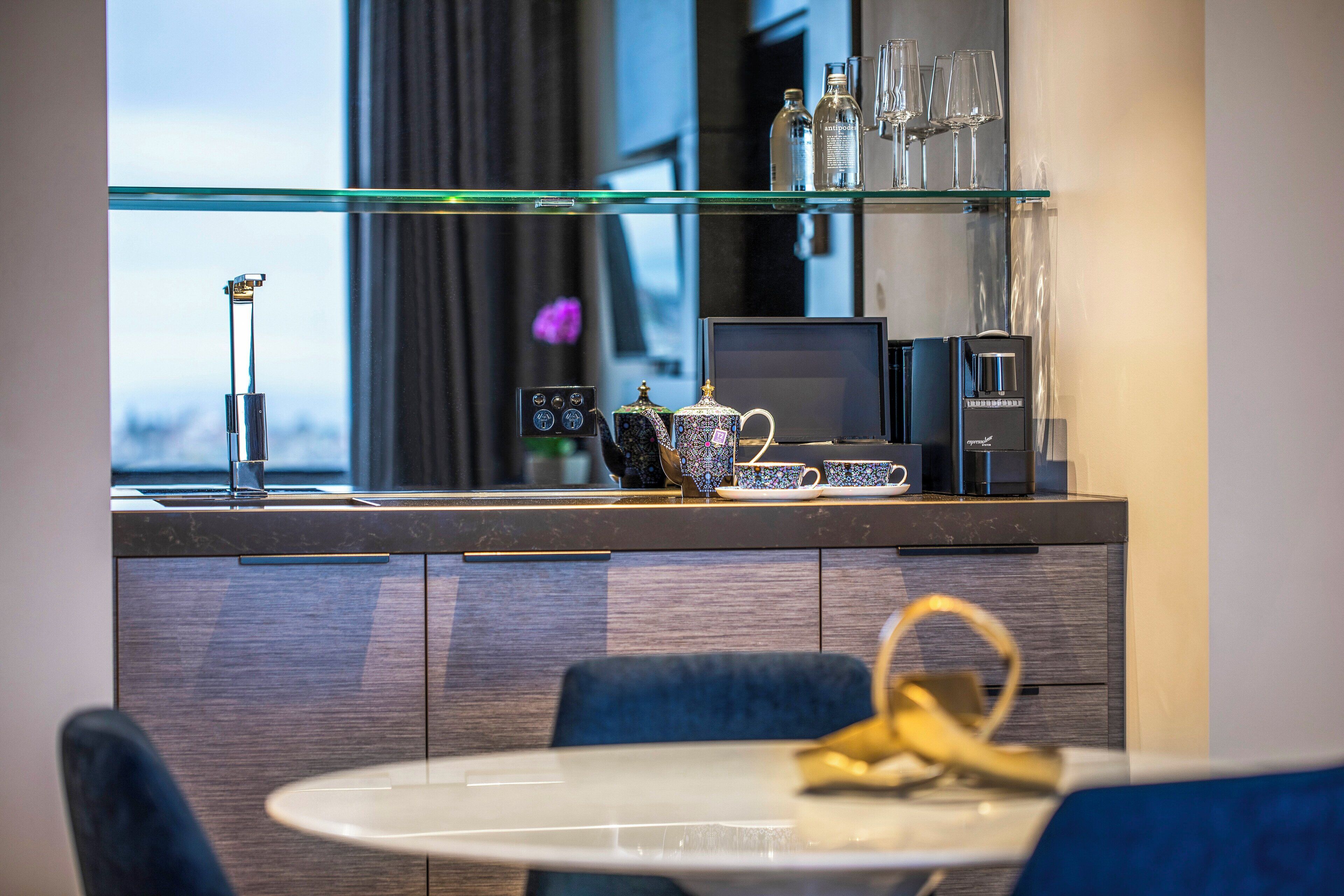 suite, 1 bedroom, river view | room amenity