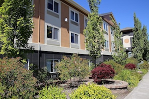 A multi-story building with a modern architectural design, featuring a mix of balconies and windows. - Holiday Inn Express & Suites Ashland by IHG (Ashland)
