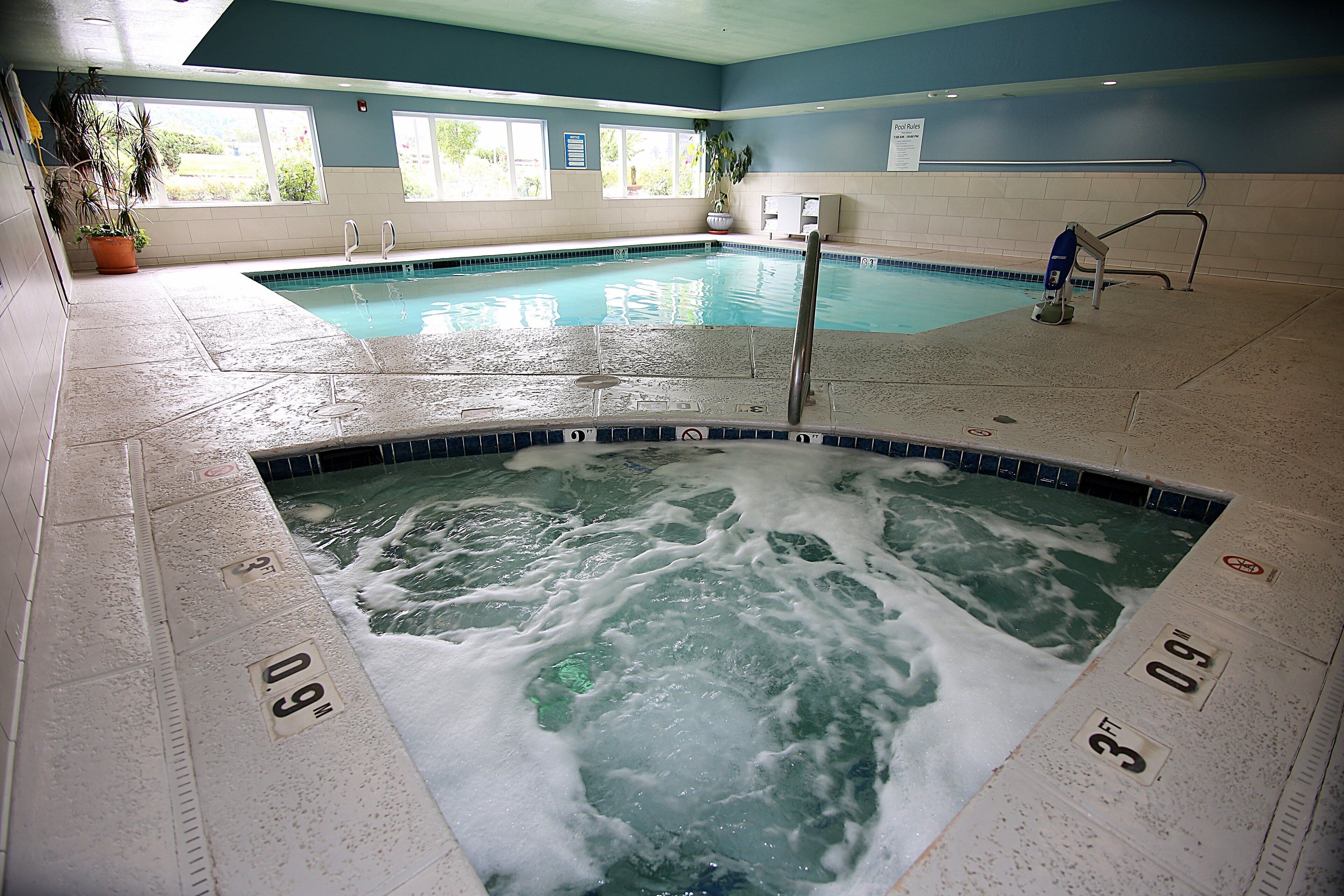 Une piscine intérieure dotée de plusieurs couloirs, d’un vestiaire et d’un espace sauna.