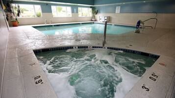 Una piscina interior amb diverses línies de nedar, un espai canviadors i una zona de sauna.