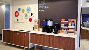 Un espace dédié au café, avec une pancarte indiquant : « CAFÉ : INDISPENSABLE. EXPRESS. »