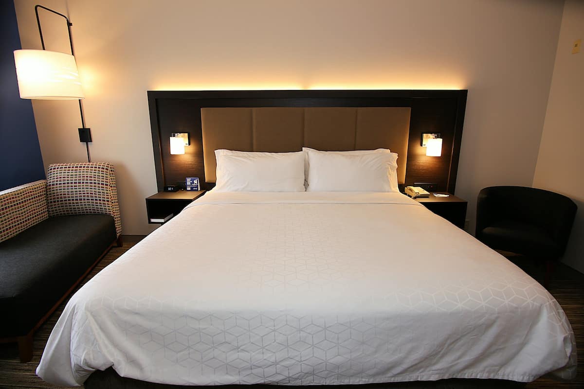 Standard Room, 1 King Bed | 1 bedroom, desk, blackout drapes, iron/ironing board