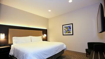 Escritorio, cortinas blackout y tabla de planchar con plancha