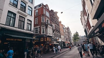 Een straat met gebouwen, winkels en voetgangers.