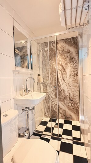 Douche, articles de toilette gratuits, sèche-cheveux
