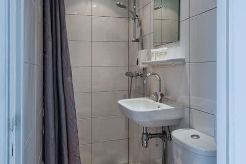 Douche, articles de toilette gratuits, sèche-cheveux