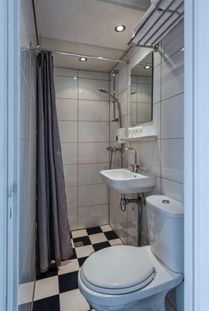 Een douche, gratis toiletartikelen, een haardroger, handdoeken