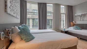 Driepersoonskamer, 3 eenpersoonsbedden | Een kluis op de kamer, individueel gedecoreerd, individueel gemeubileerd