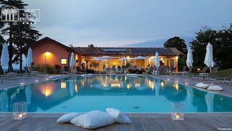 Alberca al aire libre por temporada y sombrillas en la alberca