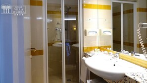 Standard Room | Bathroom | Free toiletries, hair dryer, slippers, bidet - Relais Villa Pomela (Novi Ligure)