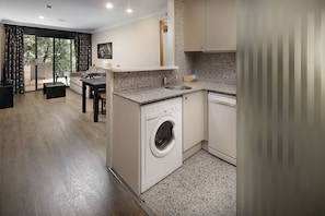 Fridge, microwave, stovetop, dishwasher