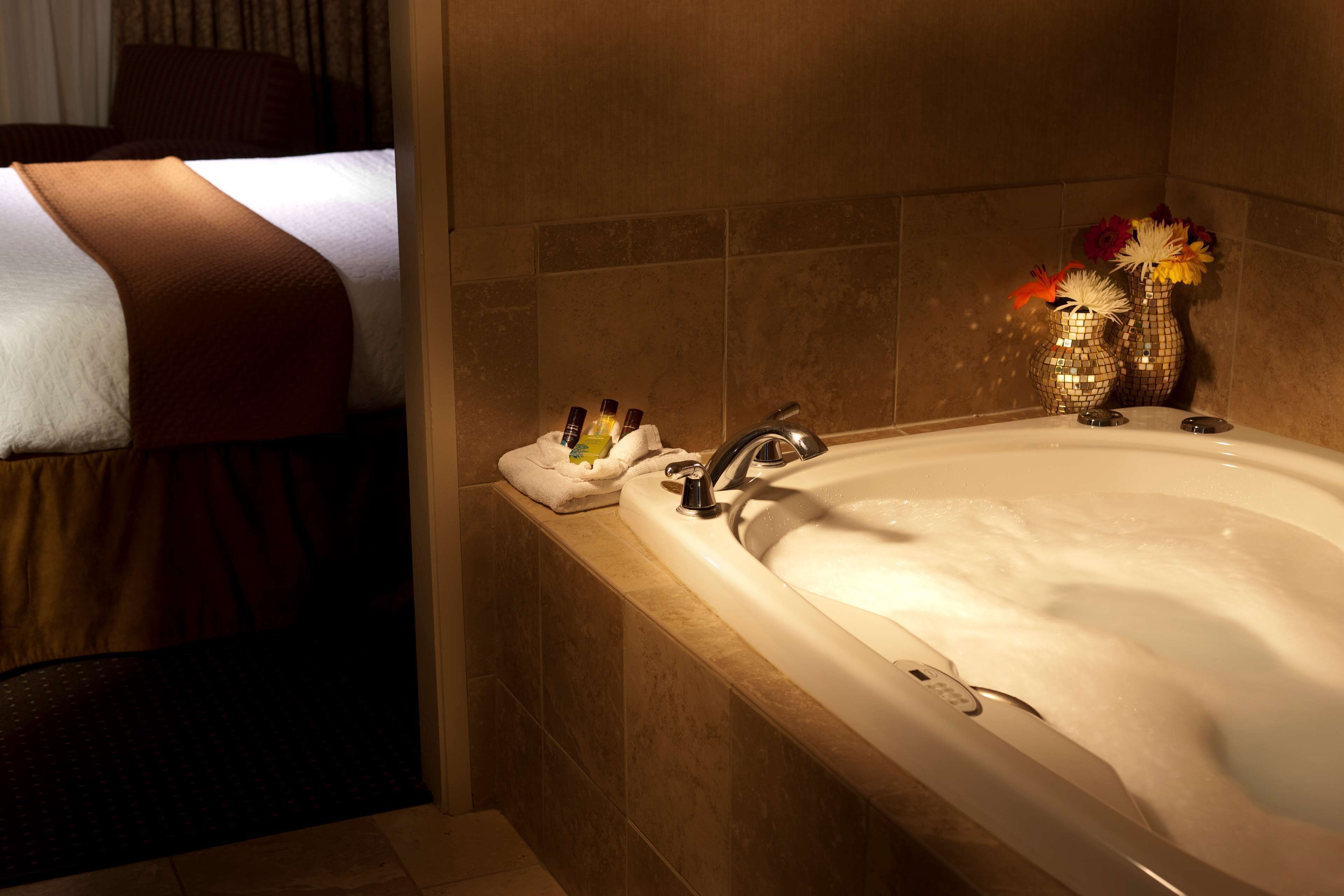 suite, 1 king bed, non smoking | bathroom | combined shower/bathtub, designer toiletries, hair dryer, towels