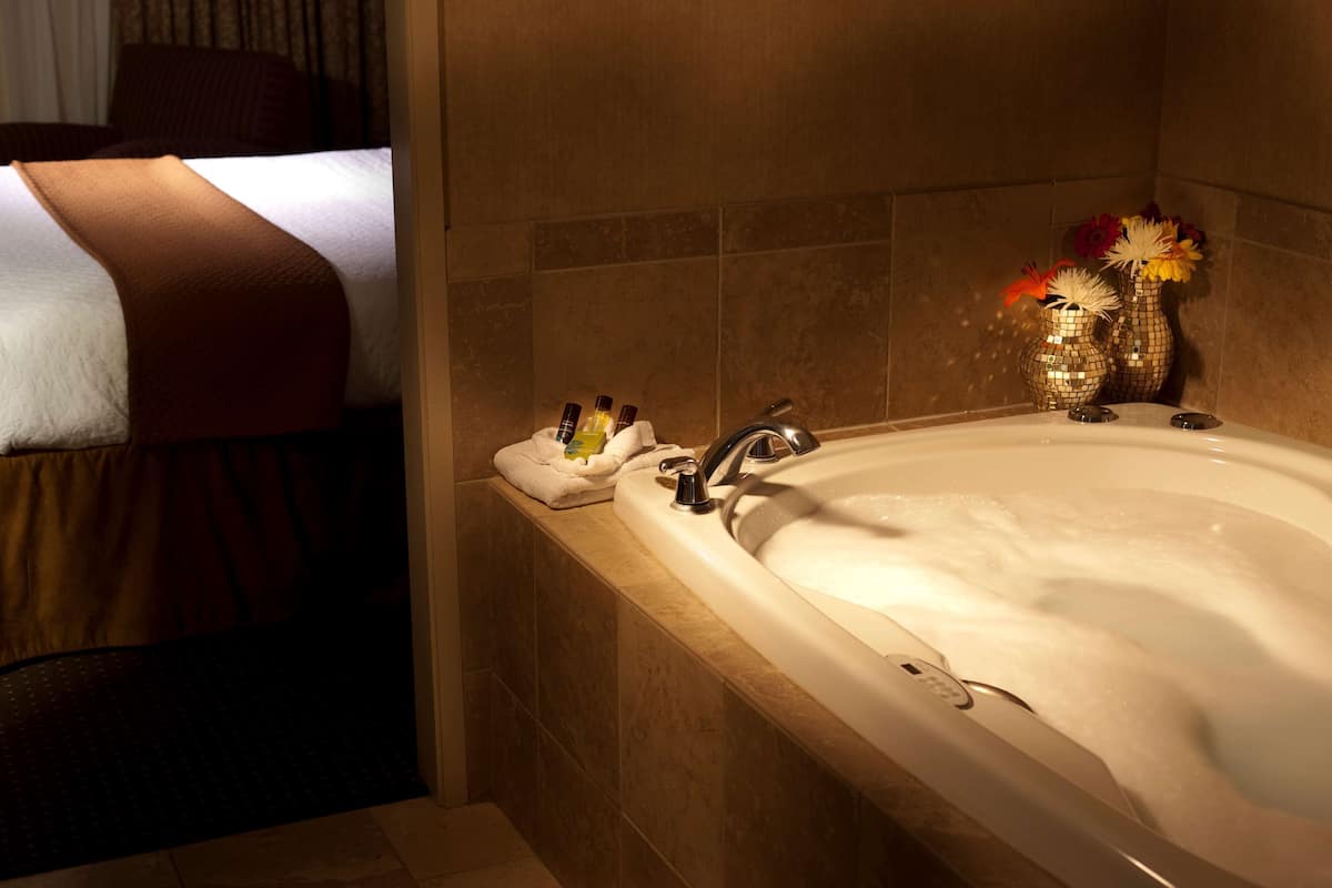 suite, 1 king bed, non smoking | bathroom | combined shower/bathtub, designer toiletries, hair dryer, towels