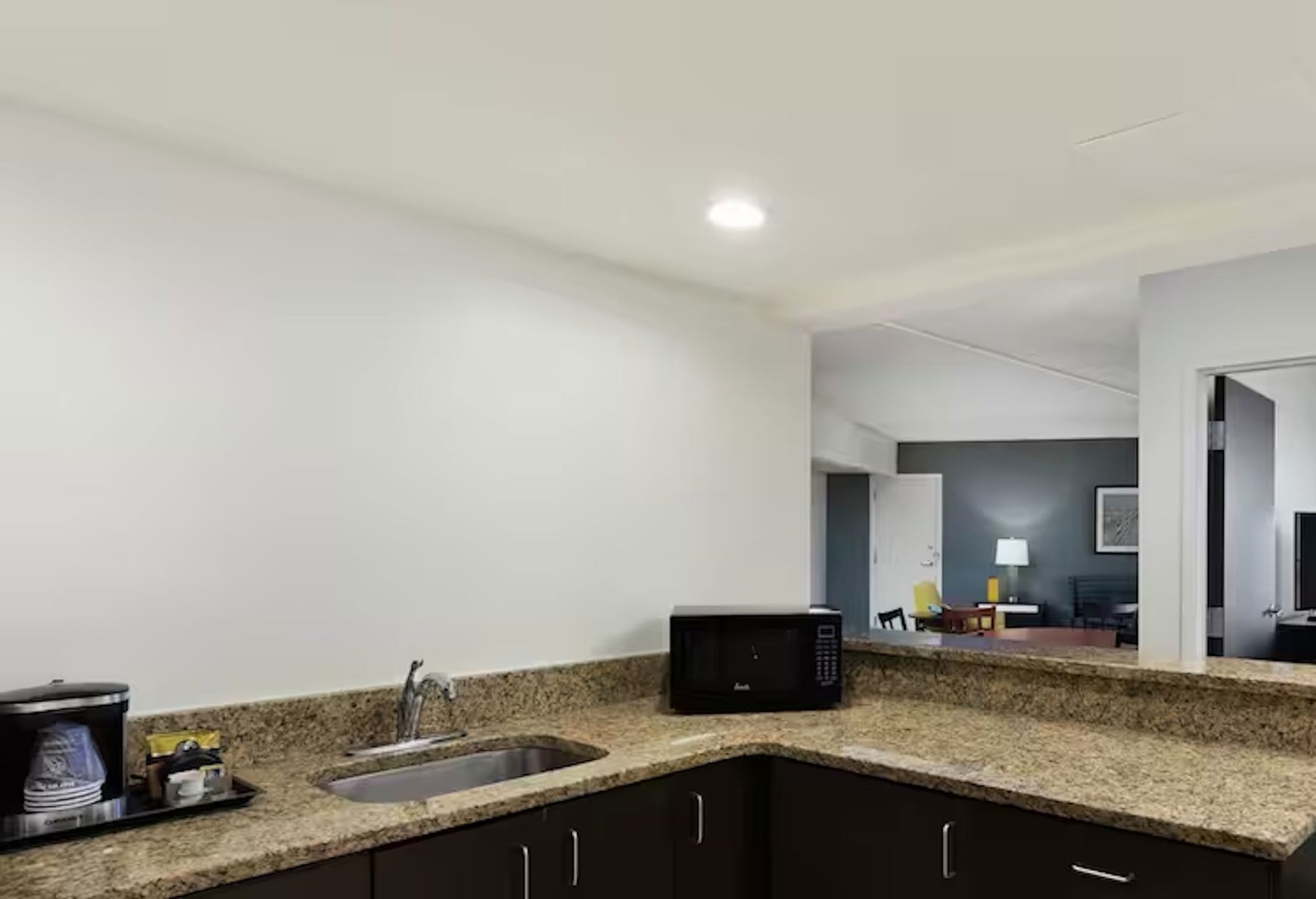 Private kitchen | Mini-fridge, microwave, coffee/tea maker
