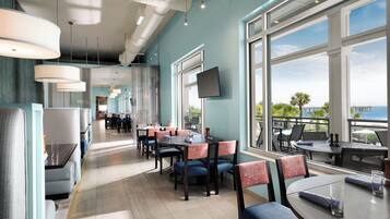 Desayuno buffet (USD 25.00 por persona)