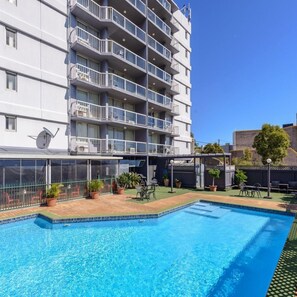 Piscina externa, funciona das 8h às 21h, espreguiçadeiras