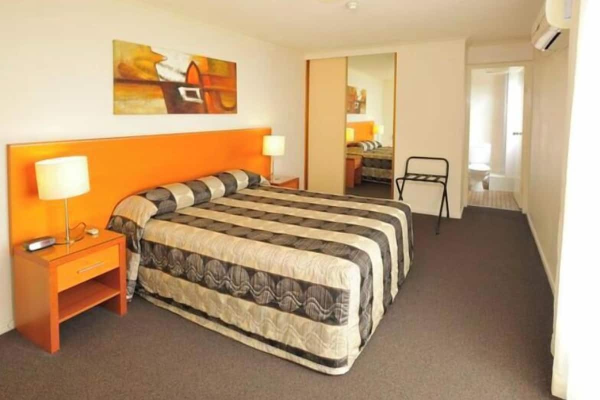 1 bedroom, Egyptian cotton sheets, premium bedding, minibar