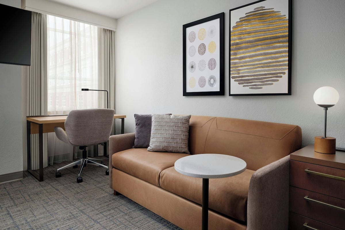Studio, 1 Queen Bed with Sofa bed, Non Smoking | Hypo-allergenic bedding, desk, laptop workspace, iron/ironing board
