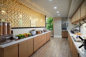 包含每日自助早餐