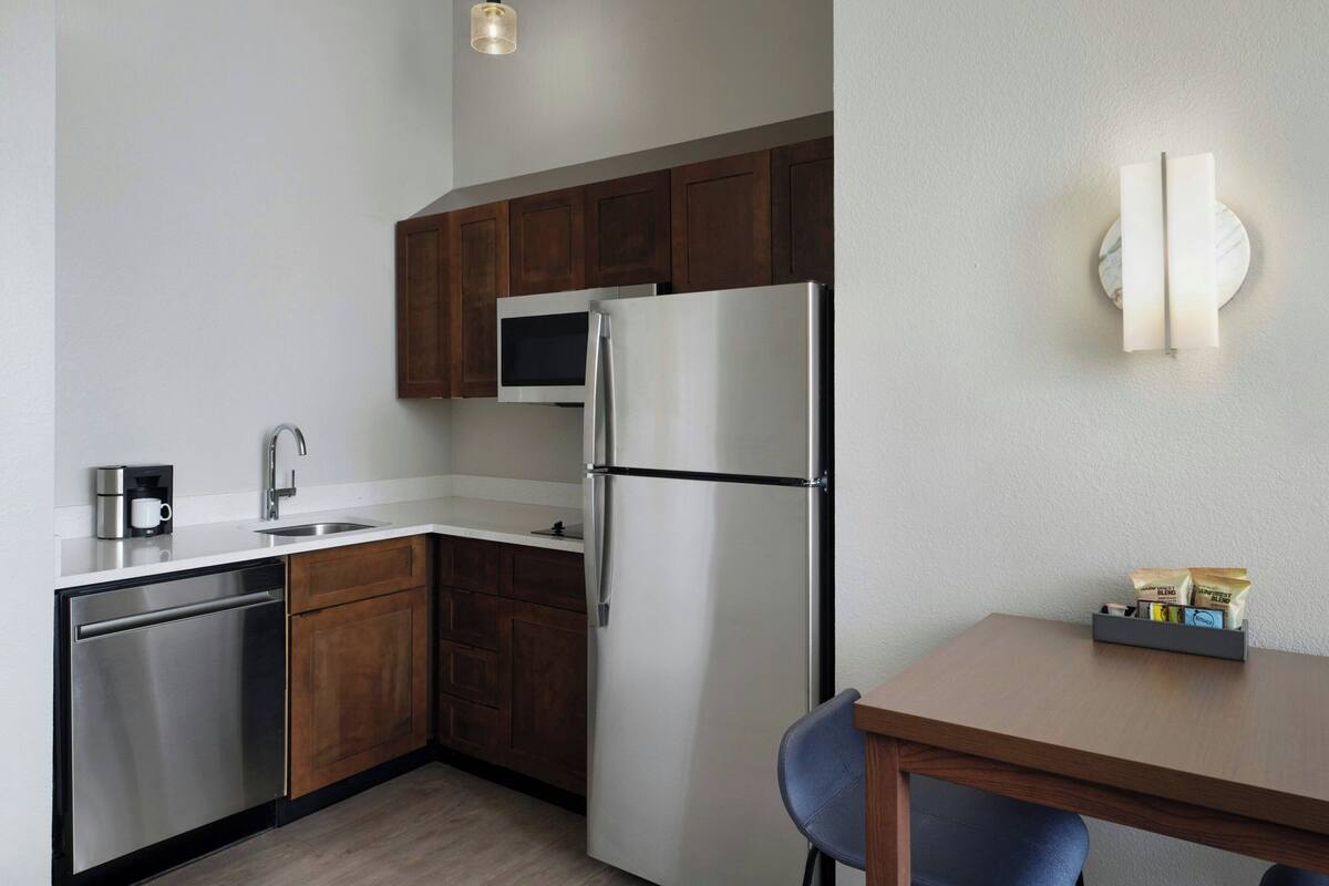 Coffee/tea maker, fridge, microwave, stovetop