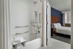 Combined shower/bathtub, free toiletries, hair dryer, towels - Residence Inn by Marriott Atlanta Midtown/Peachtree at 17th (Atlanta)