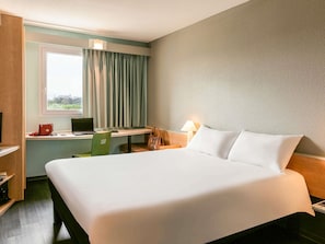 Biancheria da letto di alta qualità, una scrivania, postazione laptop