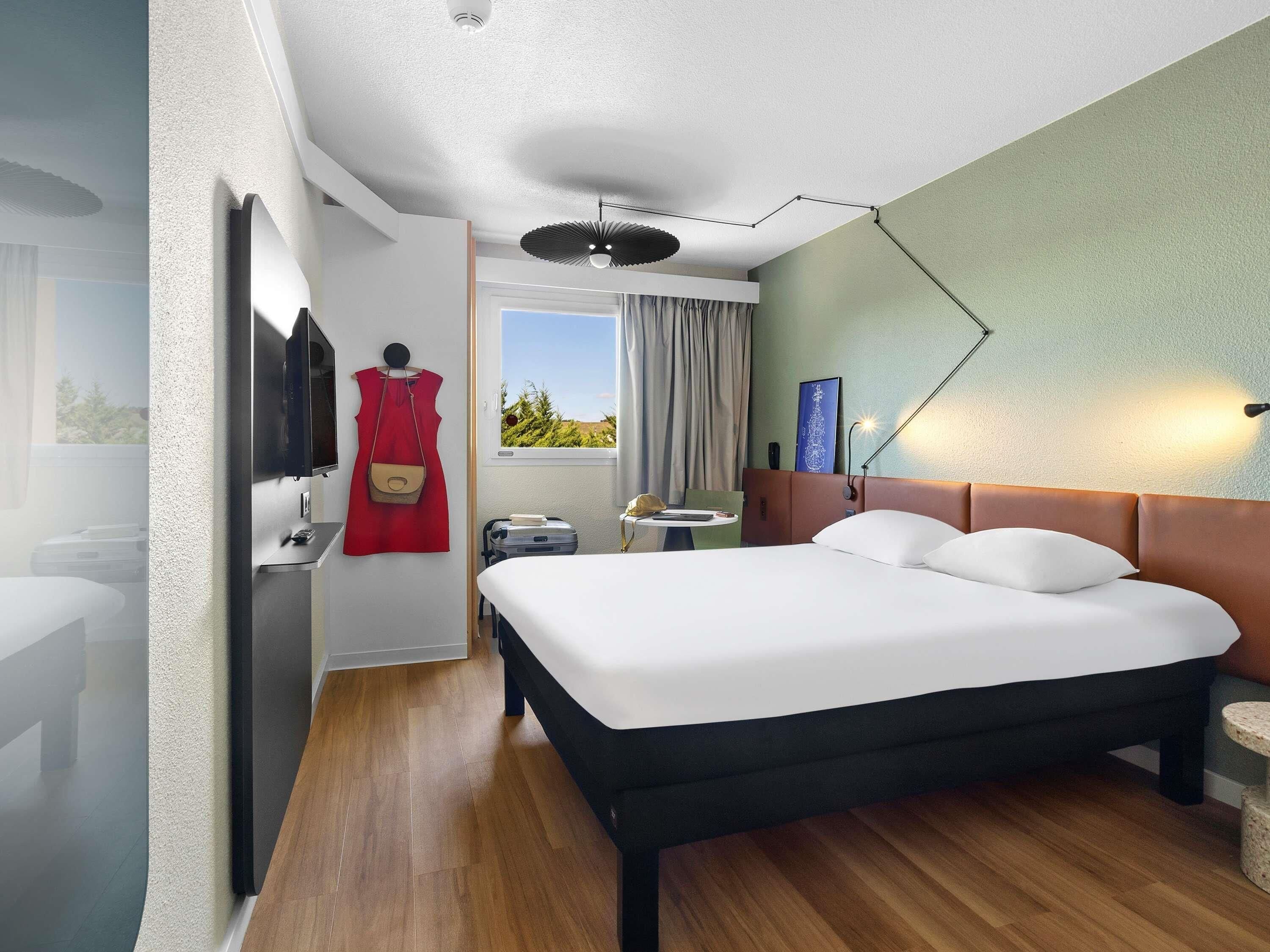 Ylelliset vuodevaatteet, työpöytä