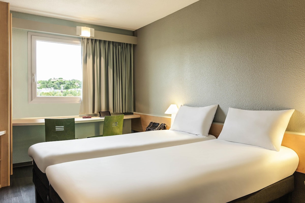 Ropa de cama de alta calidad y escritorio