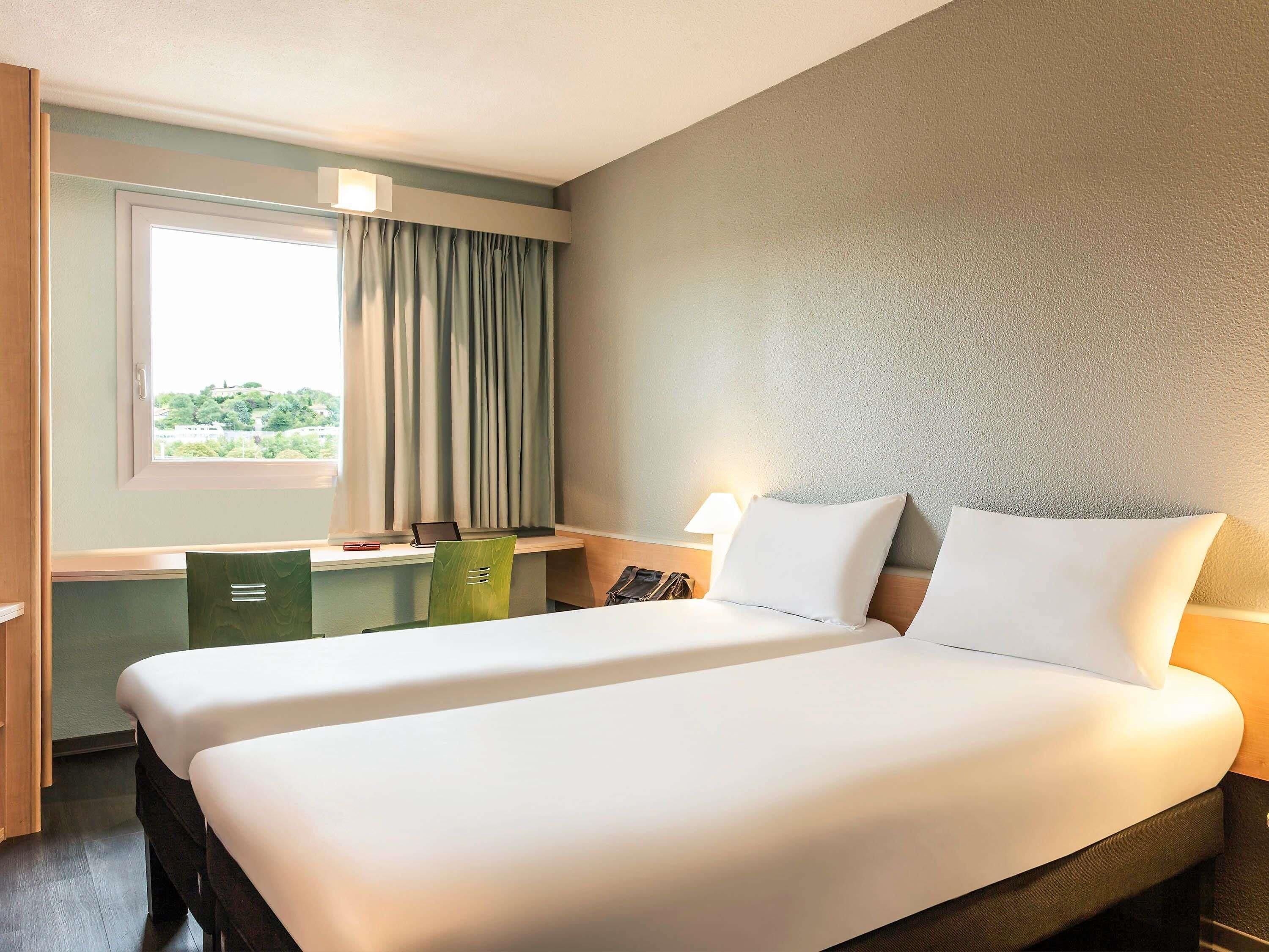 Luxe beddengoed, een bureau, een laptopwerkplek