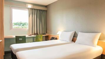 Luxe beddengoed, een bureau, een laptopwerkplek