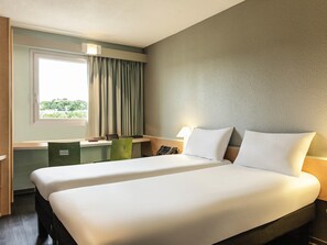 高档床上用品、办公桌、笔记本电脑工作区、遮光窗帘